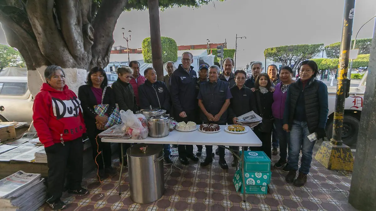 FOTO PRINCIPAL SJR Marco Antonio del Prete convivio con los voceadores